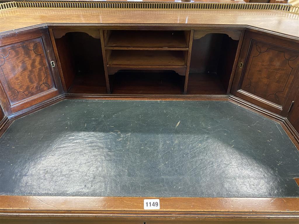 A late 19th century George III style mahogany Carlton House desk, length 122cm, depth 58cm, height 102cm